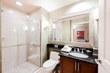 Stripviewsuites At Signature