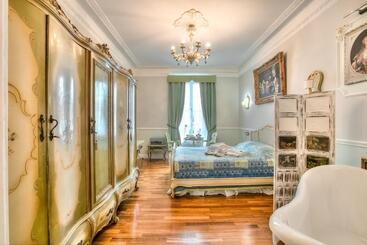 تختخواب و صبحانه Aba Luxury B E B Nice