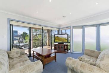 Жильё для туристов Enormous Torquay Beach Lodge   3 Mins To Beach