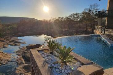 هتل Tholo Private Game Lodge