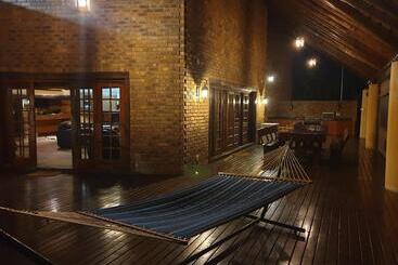 هتل Tholo Private Game Lodge