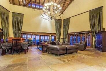هتل Tholo Private Game Lodge