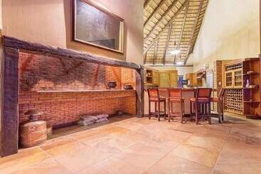 هتل Tholo Private Game Lodge