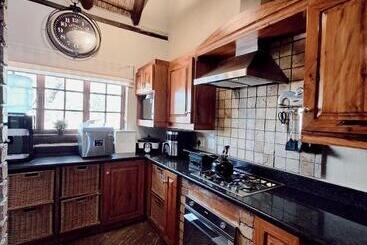 هتل Tholo Private Game Lodge