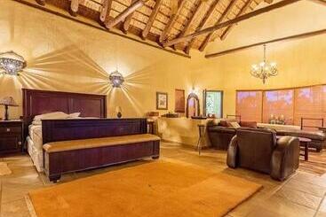 هتل Tholo Private Game Lodge