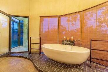 هتل Tholo Private Game Lodge