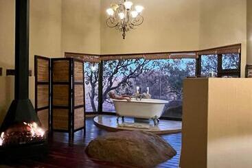 هتل Tholo Private Game Lodge