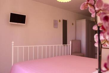 پانسیون Caramico Room