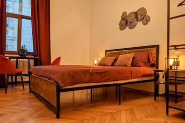 The Industrique Home   3 Bedroom Apartment