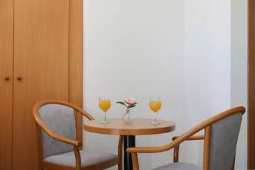 هتل Downtown Private Rooms