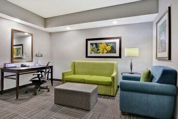 هتل Hilton Garden Inn Fayettevile