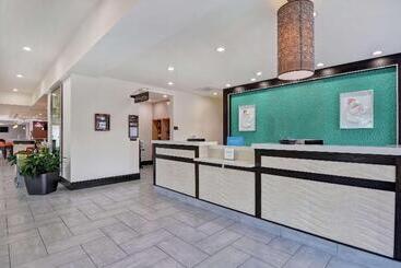 هتل Hilton Garden Inn Fayettevile