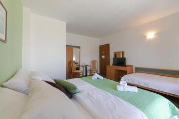 هتل Downtown Private Rooms