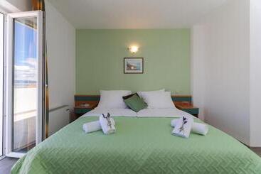 هتل Downtown Private Rooms