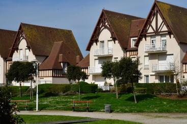 Appartement Spacieux Avec Balcon   à 50m De La Plage