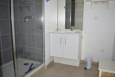 Appartement Spacieux Avec Balcon   à 50m De La Plage