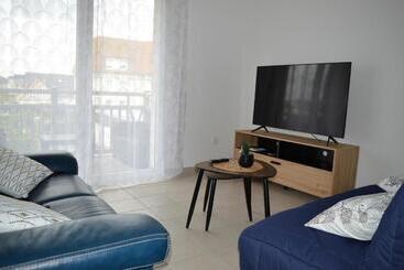 Appartement Spacieux Avec Balcon   à 50m De La Plage