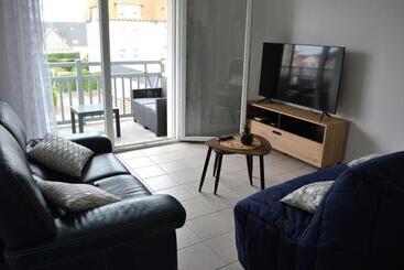 Appartement Spacieux Avec Balcon   à 50m De La Plage