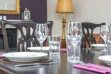 تختخواب و صبحانه 3 Berkeley Square Guesthouse