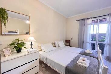 تختخواب و صبحانه Gardens Guest House
