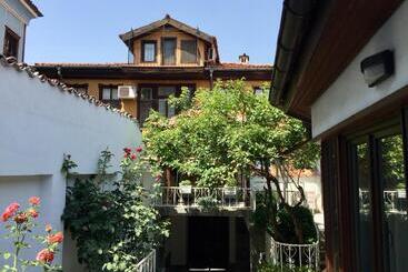 پانسیون The House With The Piano