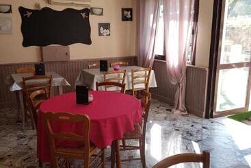 تختخواب و صبحانه L Auberge Galeria