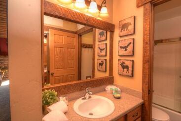 389   Romantic Snowcreek Retreat Near Creek