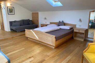 تختخواب و صبحانه Garni Residence Trocker