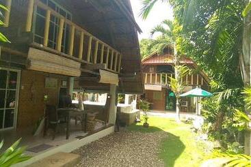 استراحتگاه Alumbung Cottages