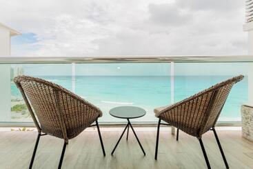 The Ocean Vibes Suites By Casa Paraiso