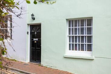 Beautiful Central 3 Bed W/roof Terrace & Parking