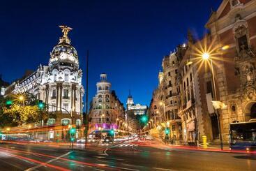 تختخواب و صبحانه La Reina De Gran Via Parking Tph