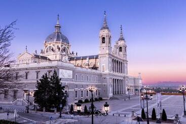 تختخواب و صبحانه La Reina De Gran Via   Parking Tph