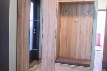 Bright Apartment For 5 Guests With Free Parking