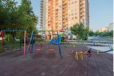 Bright Apartment For 5 Guests With Free Parking