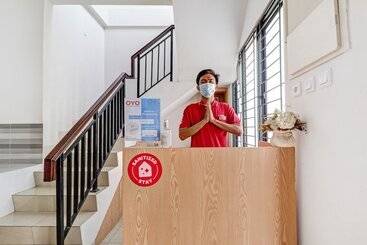 هتل Oyo 90688 Marta Residence
