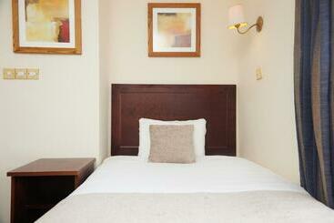 The Bell Hotel Woburn By Greene King Inns