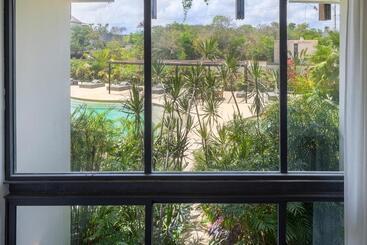 Mistiq Gardens