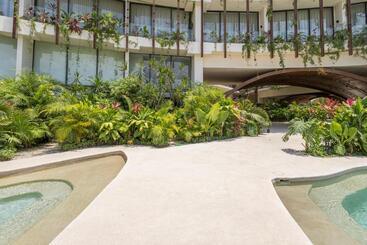 Mistiq Gardens
