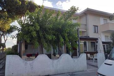 پانسیون Room In Bb   Spacious Double Room Beside The Sea