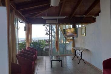 پانسیون Room In Bb   Spacious Double Room Beside The Sea