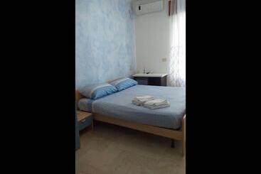 پانسیون Room In Bb   Spacious Double Room Beside The Sea