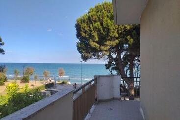 پانسیون Room In Bb Spacious Double Room Beside The Sea