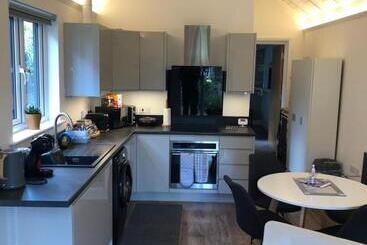 Unique One Bed Contemporary Bungalow Town Centre