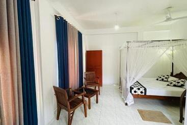 تختخواب و صبحانه Sunny Mood Guest House