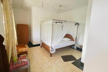تختخواب و صبحانه Sunny Mood Guest House