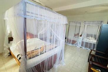 تختخواب و صبحانه Sunny Mood Guest House