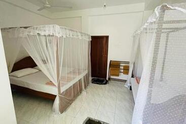 تختخواب و صبحانه Sunny Mood Guest House
