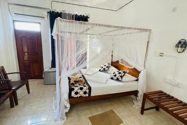 تختخواب و صبحانه Sunny Mood Guest House