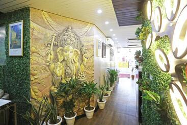 هتل Gl Suites Near Delhi Airport
